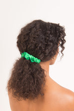 Załaduj obraz do przeglądarki galerii, Model Front: Rio De Sol Chouchou Dots-Energy Scrunchie