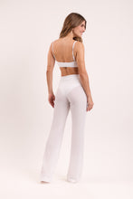Załaduj obraz do przeglądarki galerii, Model Back: Rio De Sol Pantalon De Plage Memphis-White Pants Lana