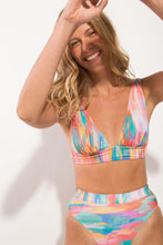 Załaduj obraz do przeglądarki galerii, Image 04: Rio De Sol Ensemble Set River Halter-Cos Hotpant-Cos