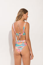 Załaduj obraz do przeglądarki galerii, Model Back: Rio De Sol Ensemble Set River Halter-Cos Hotpant-Cos