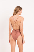 Załaduj obraz do przeglądarki galerii, Model Back: Rio De Sol Une Pièce Shimmer-Copper New Vegas