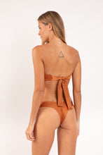 Załaduj obraz do przeglądarki galerii, Model Back: Rio De Sol Haut Top Shimmer-Nocciola Mavi