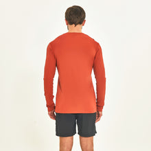Załaduj obraz do przeglądarki galerii, Model Back: Uv Line T-Shirt Longsleeve Sport Fit Ferrugem Upf50+