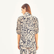 Załaduj obraz do przeglądarki galerii, Model Back: Uv Line Haut De Plage Shirt Copa Costela Off White Upf50+