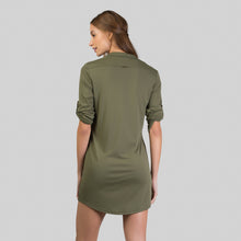 Załaduj obraz do przeglądarki galerii, Model Back: Uv Line Vêtement De Plage Shirtdress Copenhagen Verde Militar Upf50+