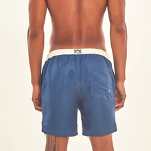 Załaduj obraz do przeglądarki galerii, Model Back: Uv Line Bermuda / Short Pour Homme Shorts Boxer Aco Off White Upf50+