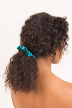 Załaduj obraz do przeglądarki galerii, Model Front: Rio De Sol Chouchou Rain Scrunchie
