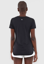 Załaduj obraz do przeglądarki galerii, Model Back: Alto Giro Fitness Haut T-Shirt Skin Fit Alongada Gola V Preto
