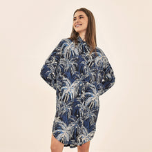 Załaduj obraz do przeglądarki galerii, Model Front: Uv Line Chemise Shirtdress Ipanema Coqueiros Marinho Upf50+
