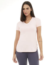 Załaduj obraz do przeglądarki galerii, Model Front: Alto Giro Fitness Haut T-Shirt Skin Fit Alongada Gola V Rosa Respire
