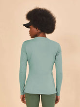 Załaduj obraz do przeglądarki galerii, Model Back: Uv Line T-Shirt Longsleeve Fem New Fit Verde Agua Upf50+
