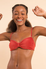 Załaduj obraz do przeglądarki galerii, Image 08: Rio De Sol Ensemble Set Malibu-Chili Bandeau-Duo Essential
