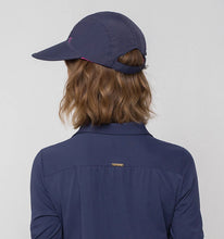 Załaduj obraz do przeglądarki galerii, Model Back: Uv Line Casquette Visor Capri Colors Nac Fem Navy Blue Rose Upf50+
