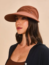 Załaduj obraz do przeglądarki galerii, Image 02: Uv Line Casquette Visor Capri Colors Nac Fem Coniac Upf50+
