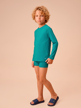 Załaduj obraz do przeglądarki galerii, Model Front: Uv Line T-Shirt Longsleeve Uvpro Kids Green Sea Upf50+

