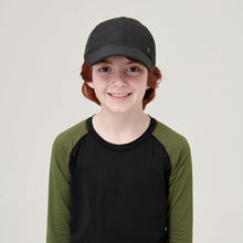 Załaduj obraz do przeglądarki galerii, Model Front: Uv Line Casquette Cap Teens Colors Inf Black Upf50+
