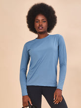 Załaduj obraz do przeglądarki galerii, Model Front: Uv Line T-Shirt Longsleeve Uvpro Indigo Upf50+
