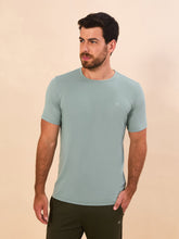 Załaduj obraz do przeglądarki galerii, Model Front: Uv Line T-Shirt Pour Homme T-Shirt New Fit Masc Verde Agua Upf50+
