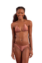 Załaduj obraz do przeglądarki galerii, Model Front: Rio De Sol Bas Bottom Shimmer-Copper Ibiza-Comfy
