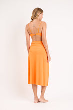 Załaduj obraz do przeglądarki galerii, Model Back: Rio De Sol Jupe De Page Bio-Laranjada Long Skirt Knot
