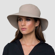 Załaduj obraz do przeglądarki galerii, Model Front: Uv Line Bob Hat California Nac Fem Sand Upf50+
