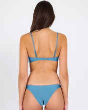 Załaduj obraz do przeglądarki galerii, Image 06: Rio De Sol Ensemble Set Shimmer-Baltic-Sea Bandeau-Knot Essential
