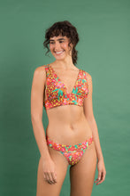 Załaduj obraz do przeglądarki galerii, Image 10: Rio De Sol Haut Top Tropics Halter-Marina
