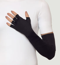 Załaduj obraz do przeglądarki galerii, Model Front: Uv Line Gants Extra Long Gloves Uni Black Upf50+
