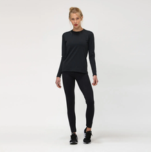 Załaduj obraz do przeglądarki galerii, Model Front: Uv Line T-Shirt Uvpro Br Ml Preto Fem
