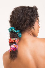 Załaduj obraz do przeglądarki galerii, Image 04: Rio De Sol Chouchou Love-Trip Scrunchie

