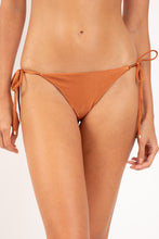 Załaduj obraz do przeglądarki galerii, Gallery: Rio De Sol Bas Bottom Shimmer-Nocciola Cheeky-Tie-Gold
