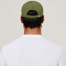 Załaduj obraz do przeglądarki galerii, Model Back: Uv Line Casquette Cap Uv Pro Masc Green Militar Upf50+
