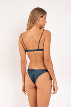 Załaduj obraz do przeglądarki galerii, Model Back: Rio De Sol Haut Top Shimmer-Shark Balconet-Tie
