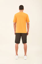 Załaduj obraz do przeglądarki galerii, Model Back: Uv Line T-Shirt Pour Homme T-Shirt Uvpro Masc Orange Upf50+
