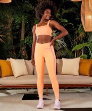 Załaduj obraz do przeglądarki galerii, Model Front: Alto Giro Fitness Haut Top Verticale Detalhe Tiras Laranja Gym
