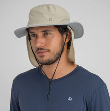 Załaduj obraz do przeglądarki galerii, Model Front: Uv Line Chapeau Legionnaire Chapeu Kansas Nac Areia/Cinza
