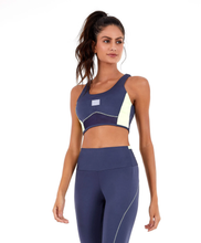 Załaduj obraz do przeglądarki galerii, Model Front: Alto Giro Fitness Haut Top Blackout Recorte Tela Cinza Odyssey
