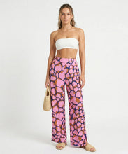 Załaduj obraz do przeglądarki galerii, Model Front: Rio De Sol Pantalon De Plage Amore-Pink Wide Pants
