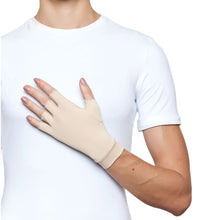 Załaduj obraz do przeglądarki galerii, Model Front: Uv Line Gants Short Gloves Uni Beige Upf50+
