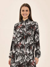 Załaduj obraz do przeglądarki galerii, Model Front: Uv Line Chemise Shirt Vitoria Coqueiros Upf50+
