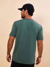 Załaduj obraz do przeglądarki galerii, Model Back: Uv Line T-Shirt Pour Homme T-Shirt New Fit Textura Masc Verde Jade Upf50+
