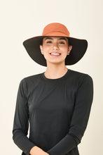 Załaduj obraz do przeglądarki galerii, Model Front: Uv Line Chapeau Souple/Capeline San Diego Preto Caramelo Upf50+
