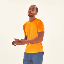 Załaduj obraz do przeglądarki galerii, Model Front: Uv Line T-Shirt Pour Homme T-Shirt Sport Fit Orange Upf50+
