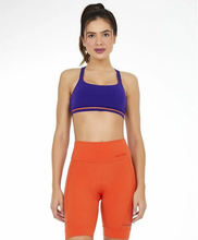 Załaduj obraz do przeglądarki galerii, Model Front: Alto Giro Fitness Haut Top Blackout Ii Recorte Costas Fusionado Roxo Eletric
