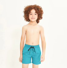 Załaduj obraz do przeglądarki galerii, Model Front: Uv Line Maillot De Bain Garçon Short Aqua Lucca Petroleo Upf50+

