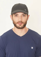 Załaduj obraz do przeglądarki galerii, Model Front: Uv Line Casquette Cap Uv Pro Masc Black Upf50+
