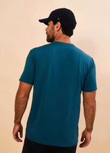 Załaduj obraz do przeglądarki galerii, Model Back: Uv Line T-Shirt Pour Homme T-Shirt New Fit Masc Petroleo Upf50+
