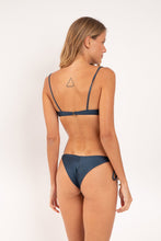 Załaduj obraz do przeglądarki galerii, Model Back: Rio De Sol Ensemble Set Shimmer-Shark Balconet-Tie Cheeky-Tie-Gold
