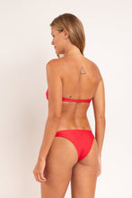 Załaduj obraz do przeglądarki galerii, Model Back: Rio De Sol Ensemble Set Microfibra-Chic-Red Bandeau-Joy Leblon
