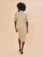 Załaduj obraz do przeglądarki galerii, Model Back: Uv Line Chemise Shirtdress Copenhagen Mescla Areia Upf50+
